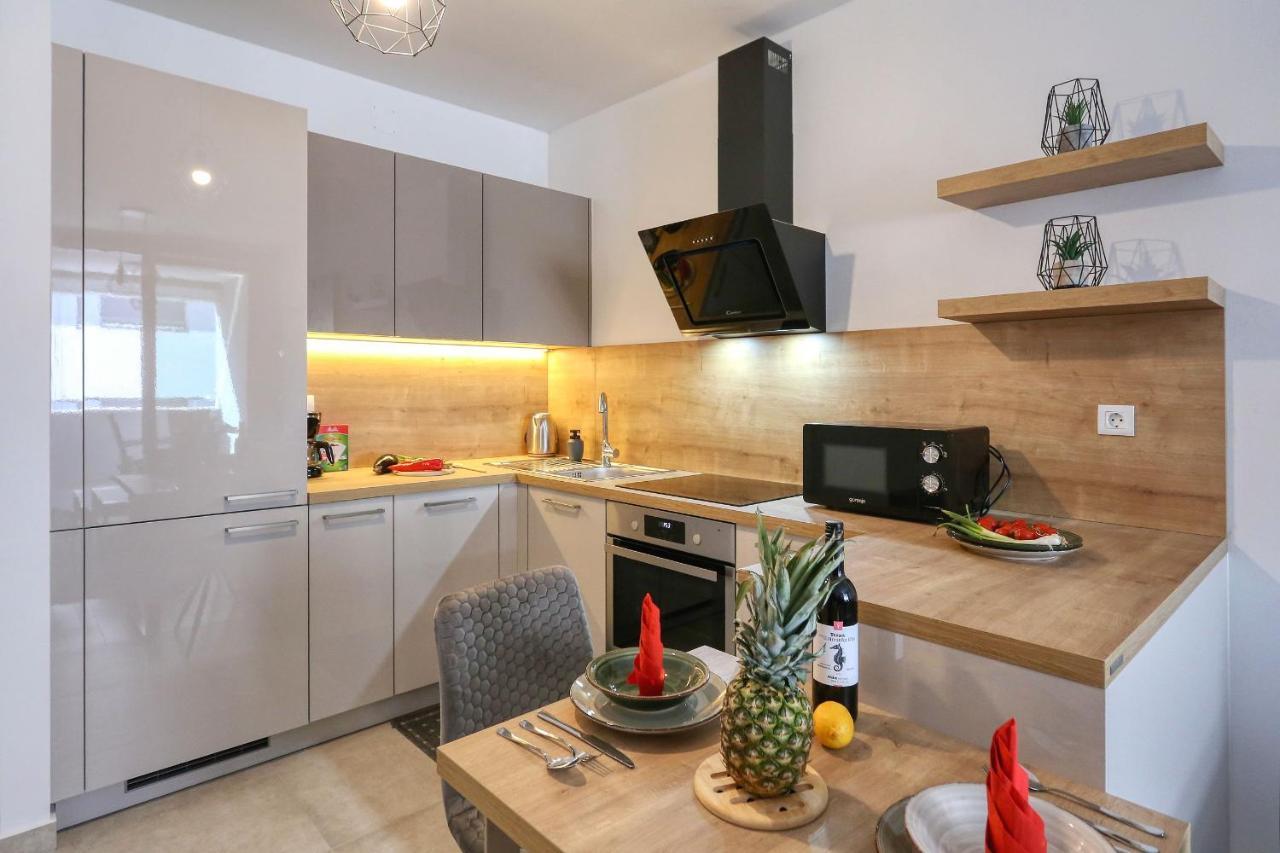 Apartments Luna With Free Parking Zadar Exteriör bild