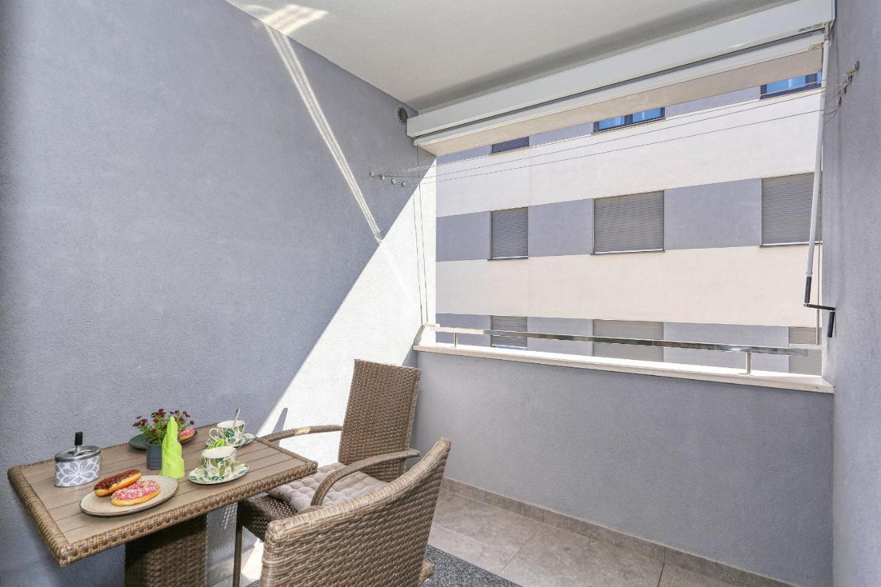 Apartments Luna With Free Parking Zadar Exteriör bild
